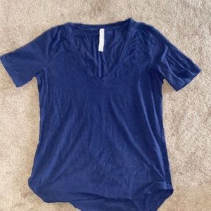 lululemon size 6 relaxed fit V neck short sleeve tee